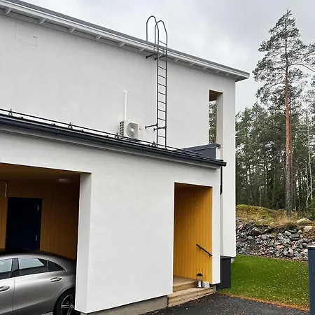 Upea Ja Hyvin Varusteltu Paritalohuoneisto Laehellae Merenrantaa