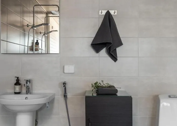 Upea Ja Hyvin Varusteltu Paritalohuoneisto Laehellae Merenrantaa * Espoo